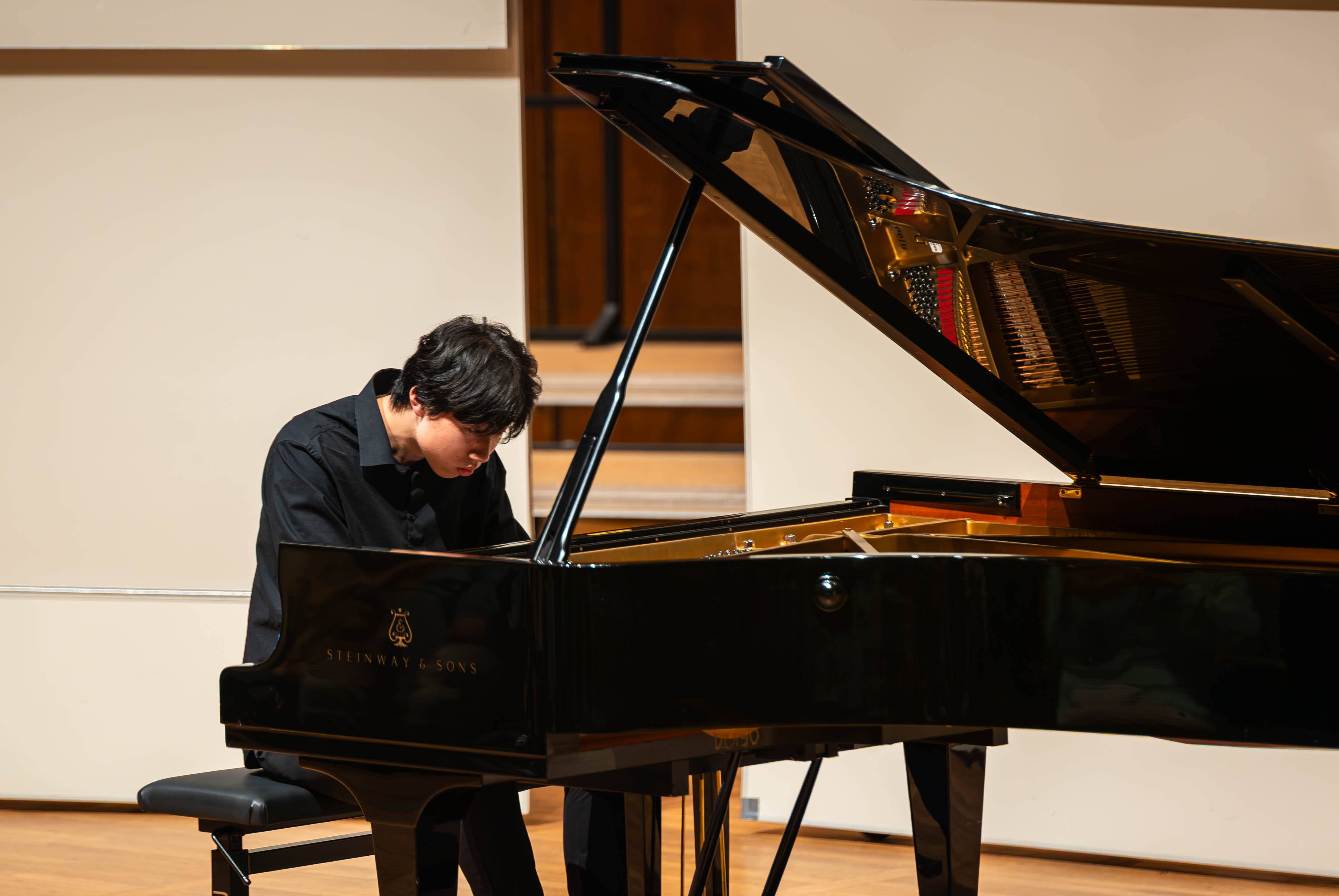 Zhifan Yin performing at a Steinway grand piano