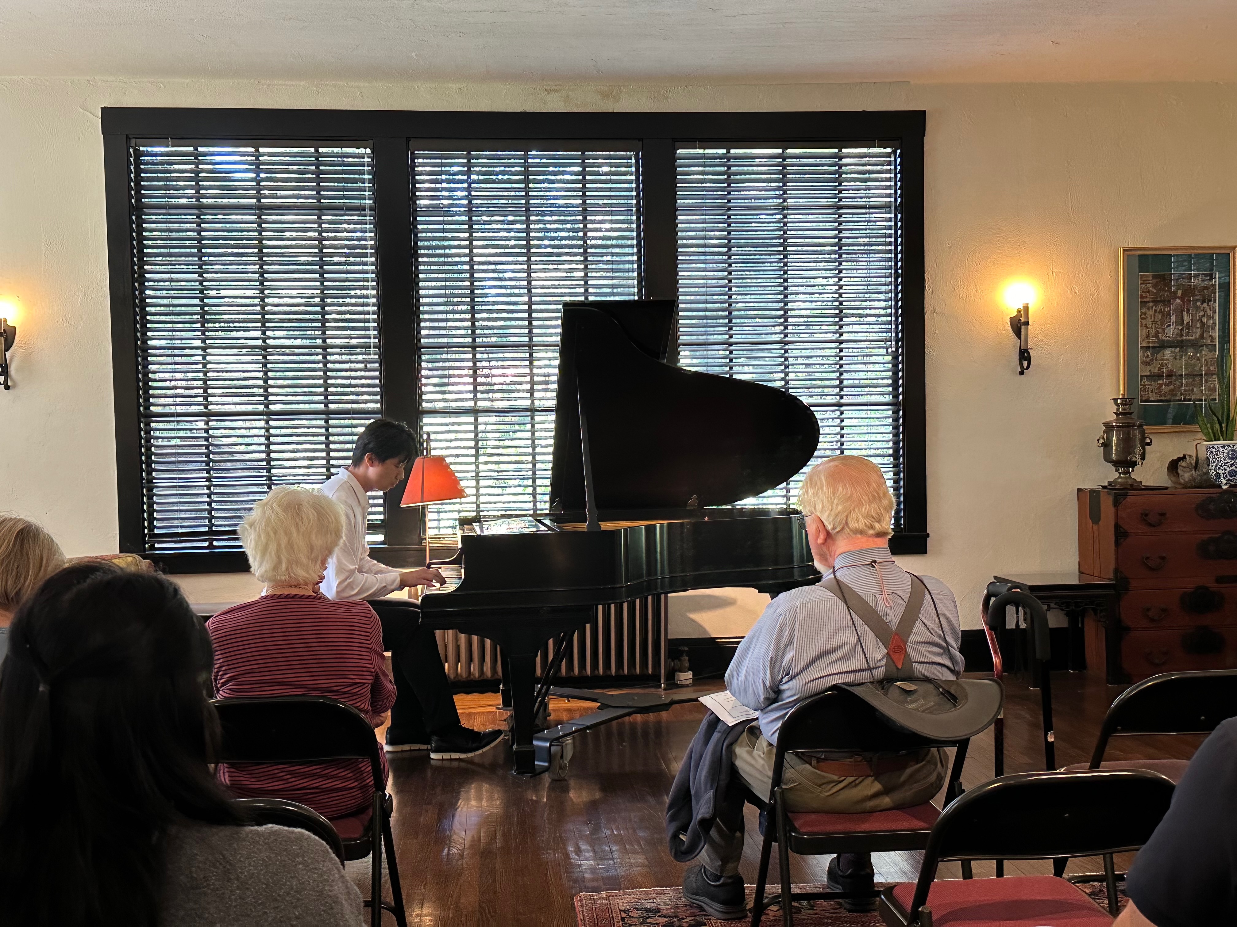 Zhifan Yin performing2